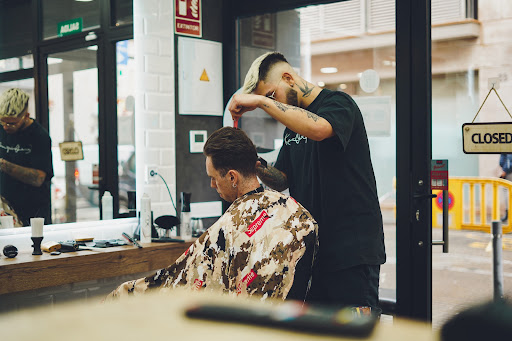 The Crew Barber Barberia y Peluquería Barbero en Sabadell